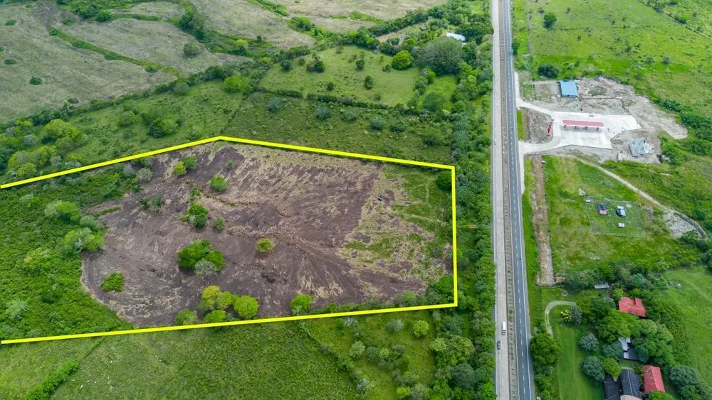 8 hectare land for sale with Pan-American Highway