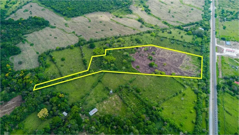 8 hectare land for sale with Pan-American Highway