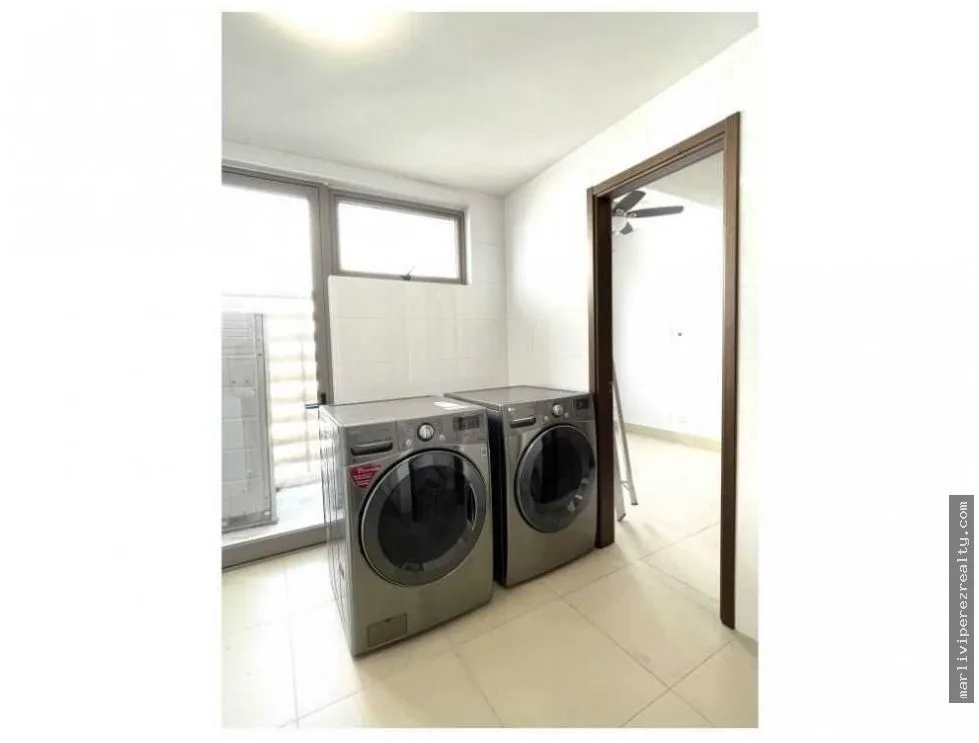 3-BEDROOM APARTMENT + DEN FOR RENT IN SANTA MARIA