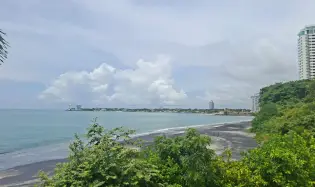 Land with 3 houses in Gorgona facing the sea.