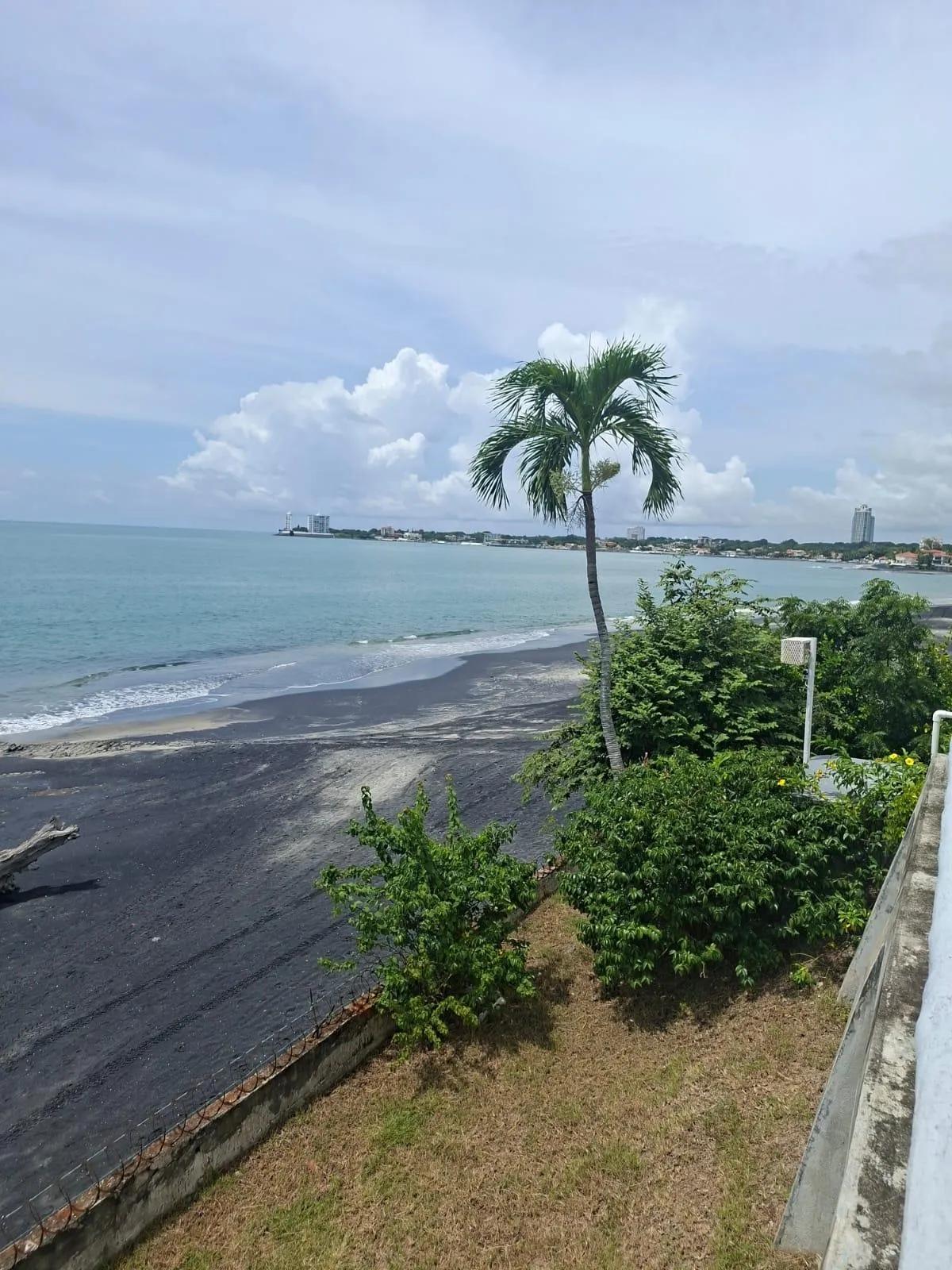 Land with 3 houses in Gorgona facing the sea.