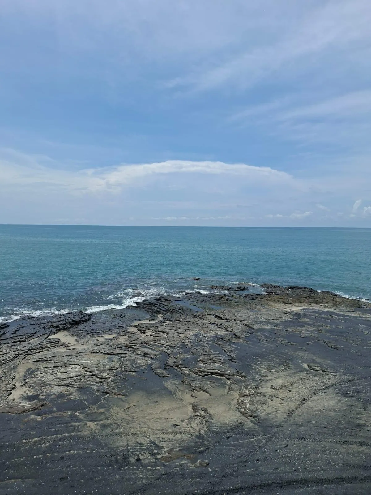 Land with 3 houses in Gorgona facing the sea.