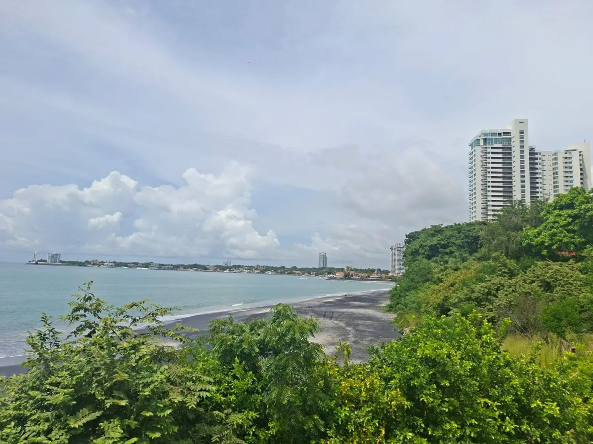 Land with 3 houses in Gorgona facing the sea.