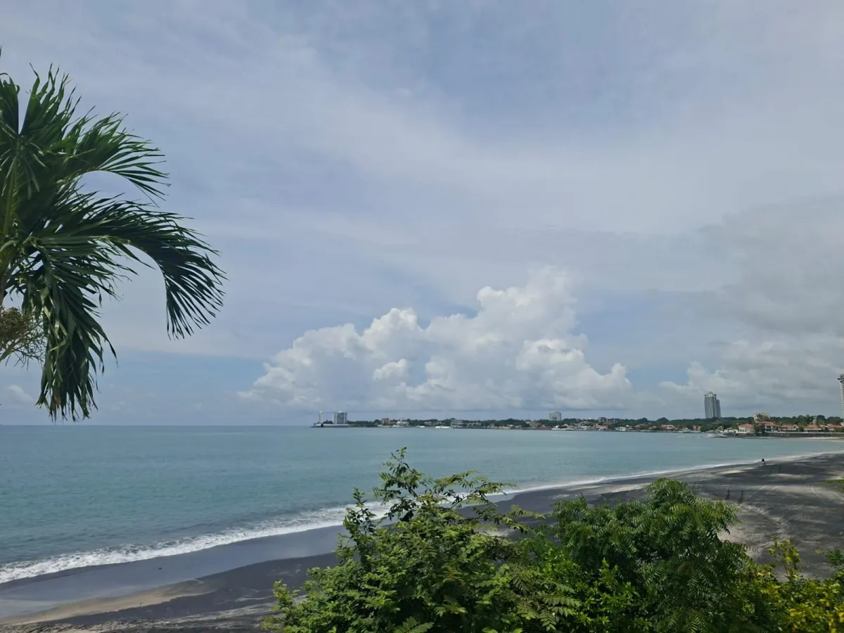 Land with 3 houses in Gorgona facing the sea.