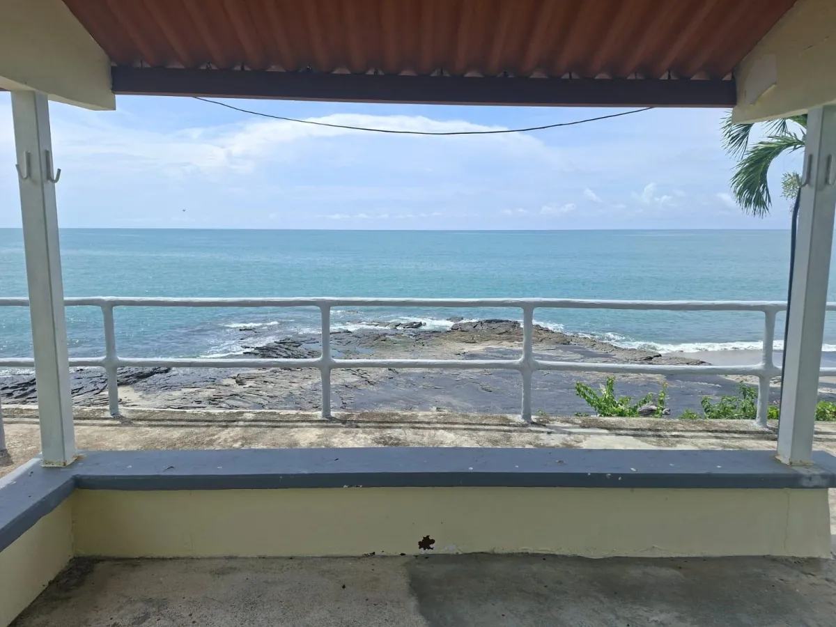 Land with 3 houses in Gorgona facing the sea.