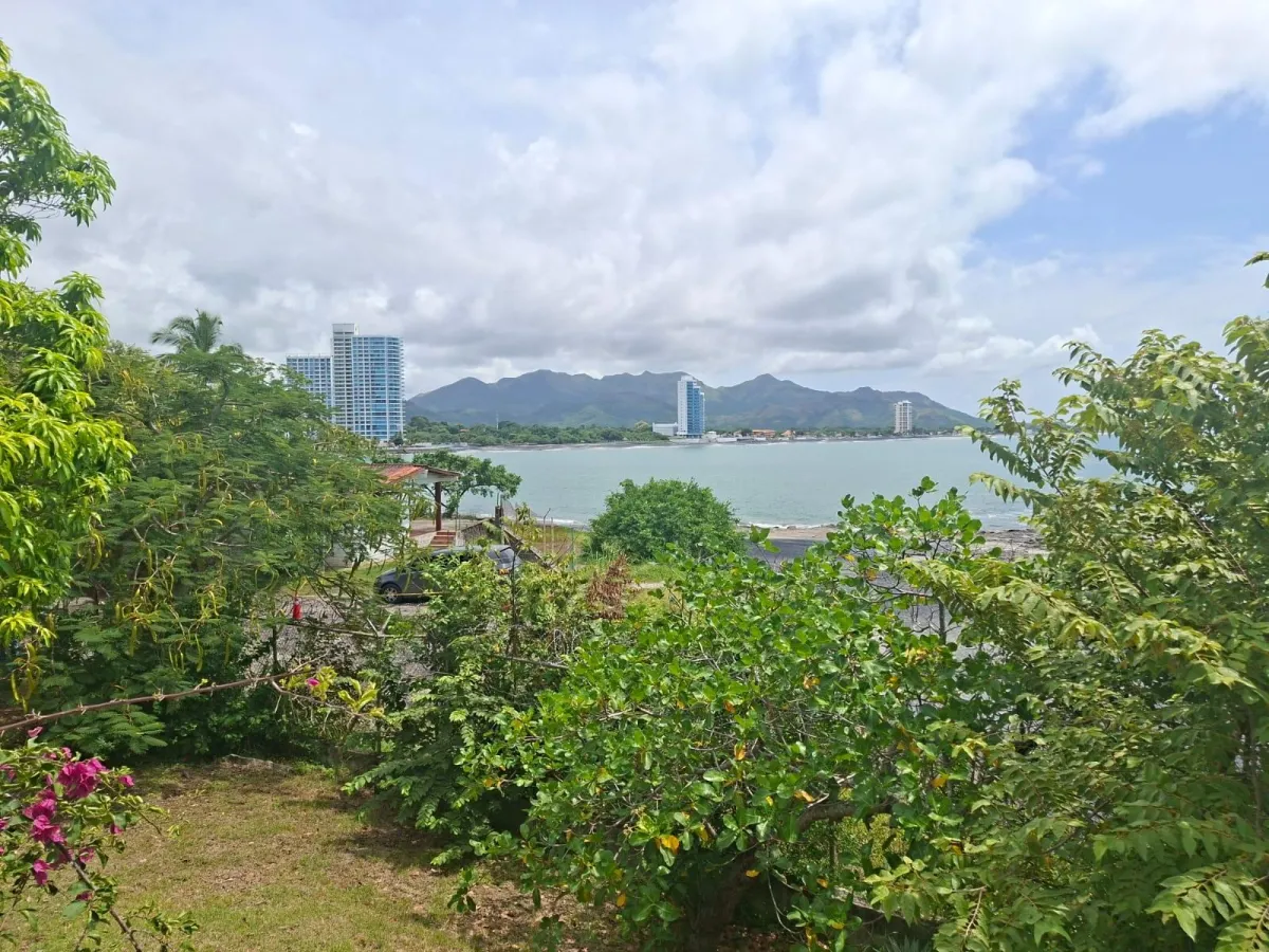 Land with 3 houses in Gorgona facing the sea.