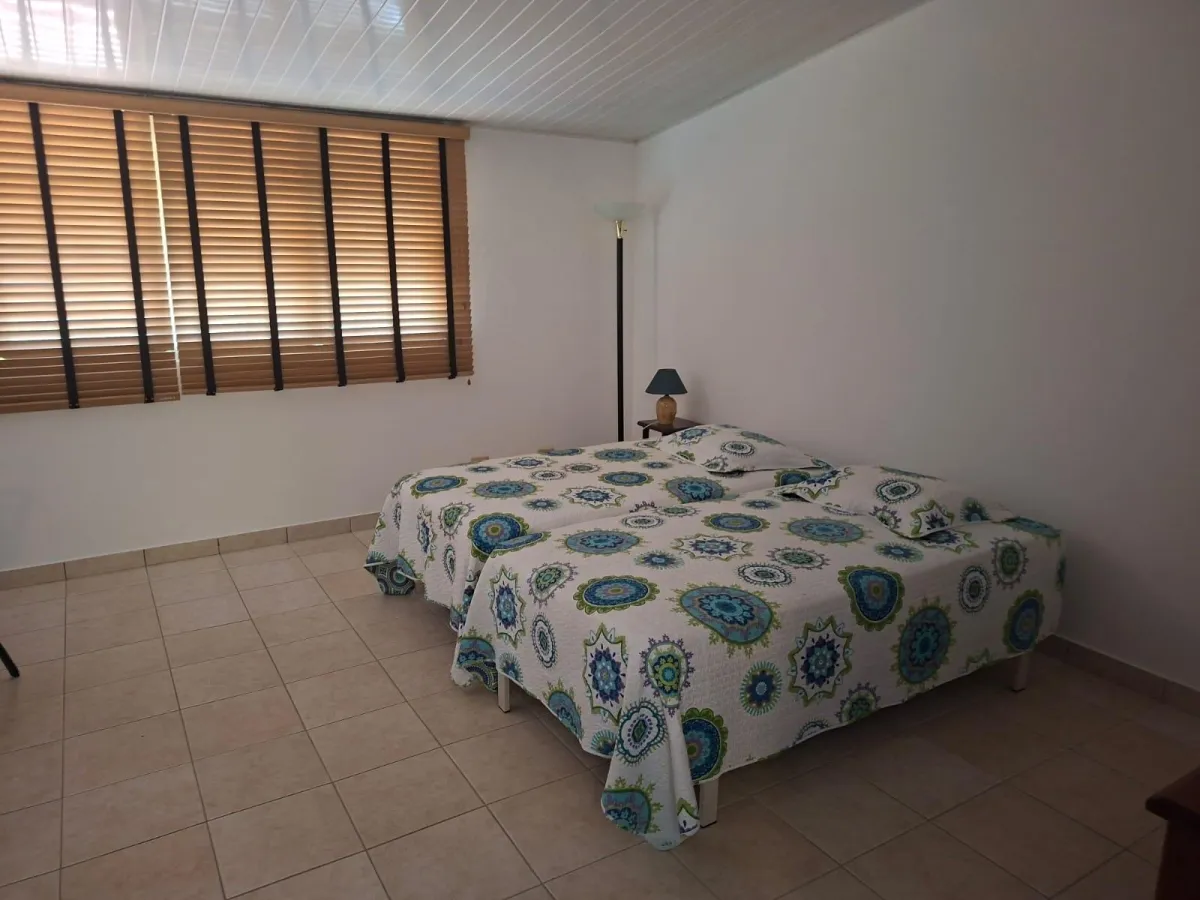 Land with 3 houses in Gorgona facing the sea.
