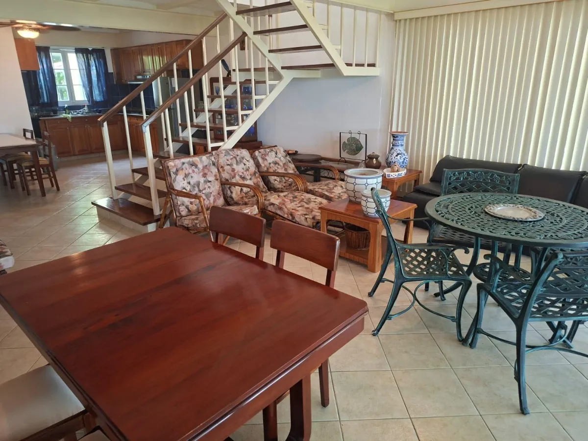 Land with 3 houses in Gorgona facing the sea.