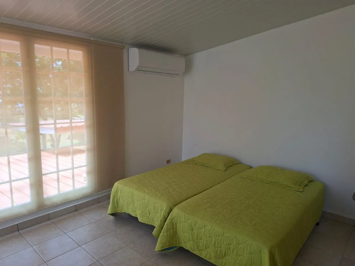 Land with 3 houses in Gorgona facing the sea.