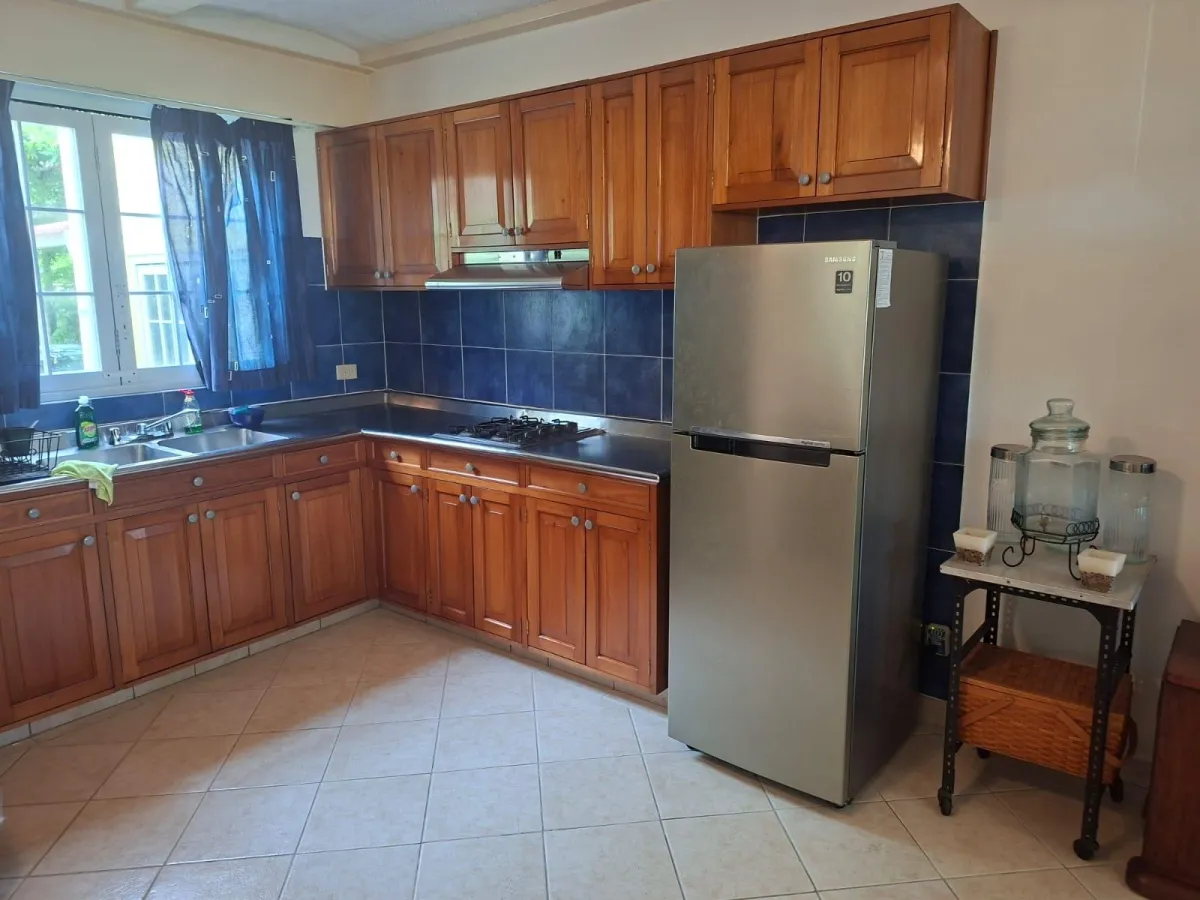 Land with 3 houses in Gorgona facing the sea.