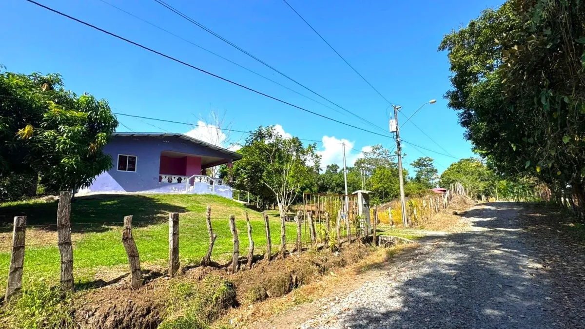 Large plot of land with a small house in Boquerón