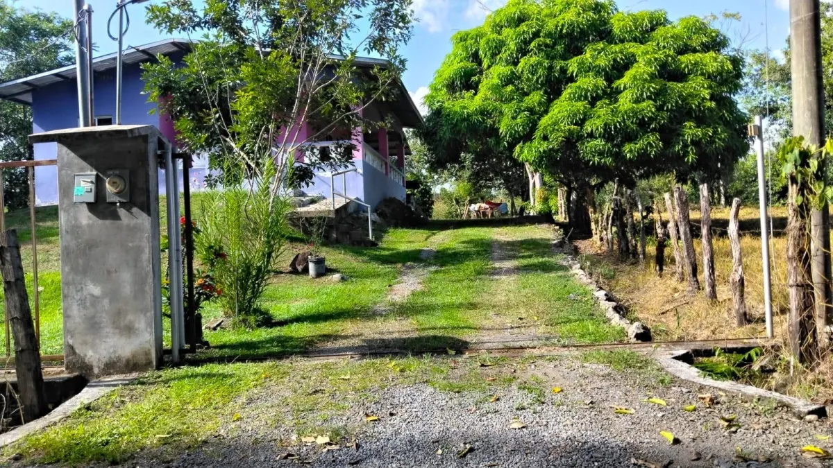 Large plot of land with a small house in Boquerón