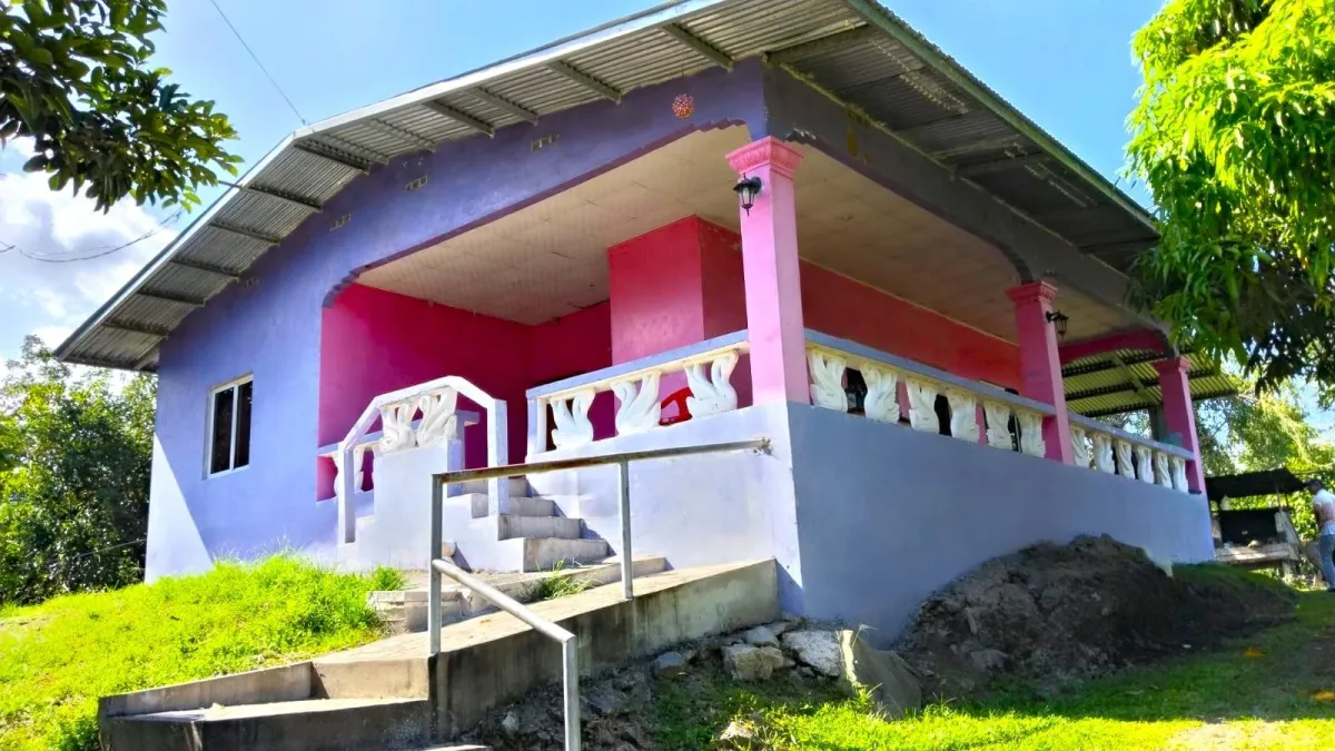 Large plot of land with a small house in Boquerón