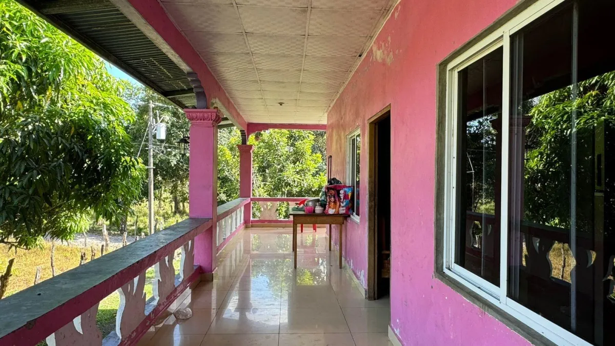 Large plot of land with a small house in Boquerón