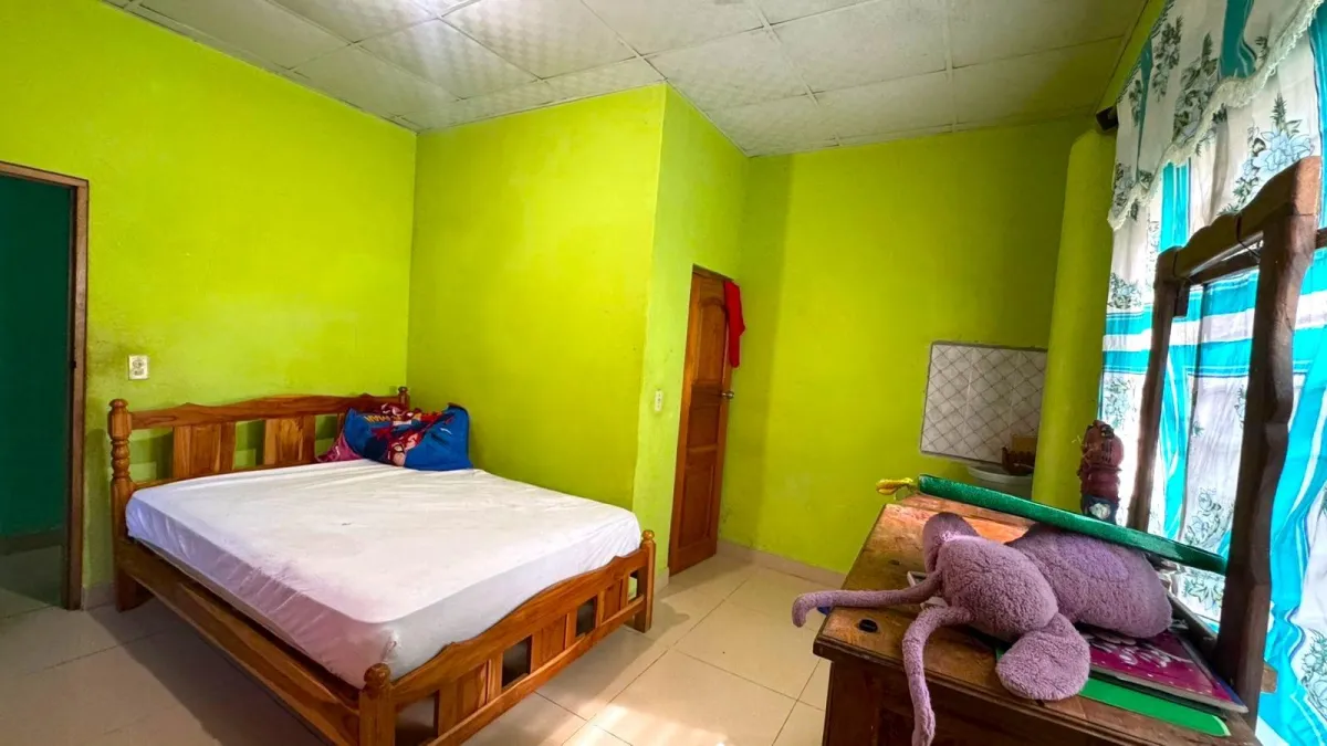 Large plot of land with a small house in Boquerón