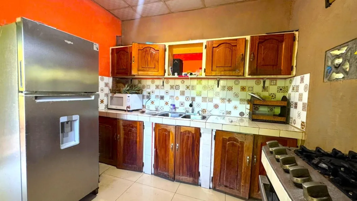 Large plot of land with a small house in Boquerón
