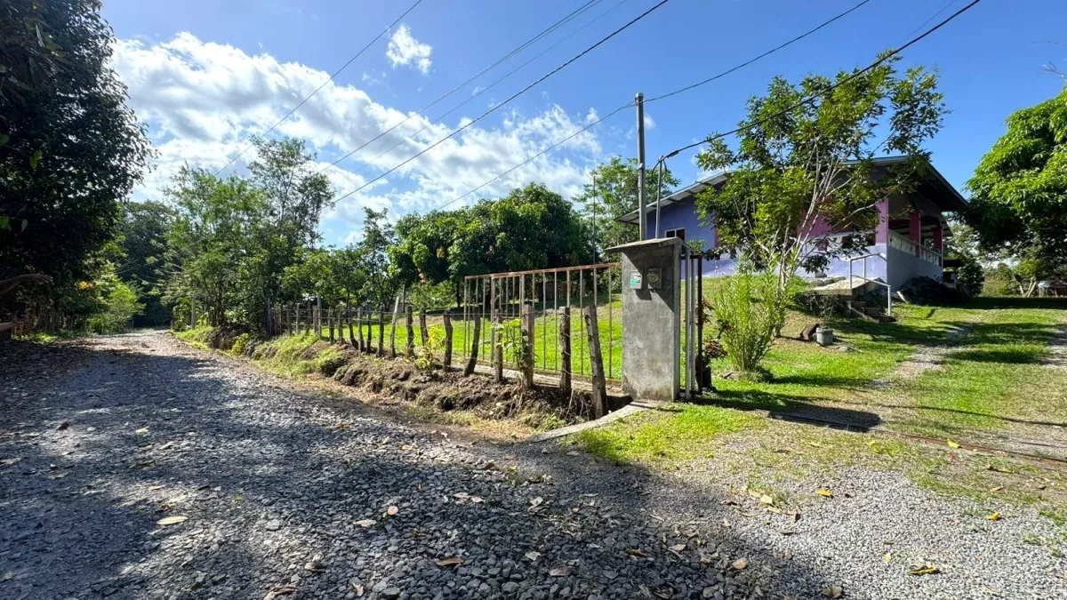 Large plot of land with a small house in Boquerón