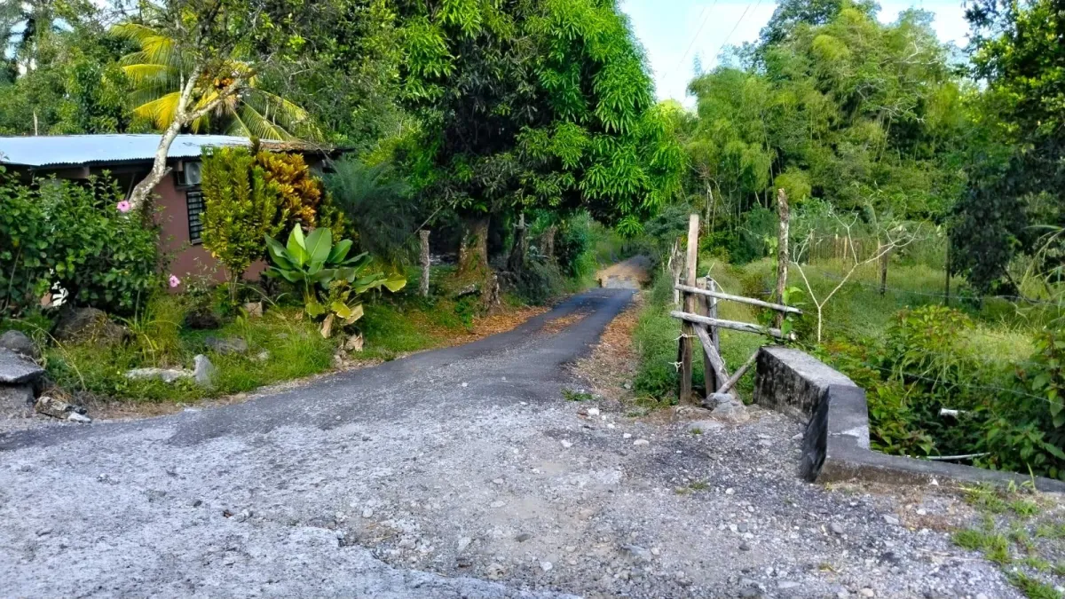 Large plot of land with a small house in Boquerón