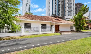 Two-level house for sale in Altos del Golf