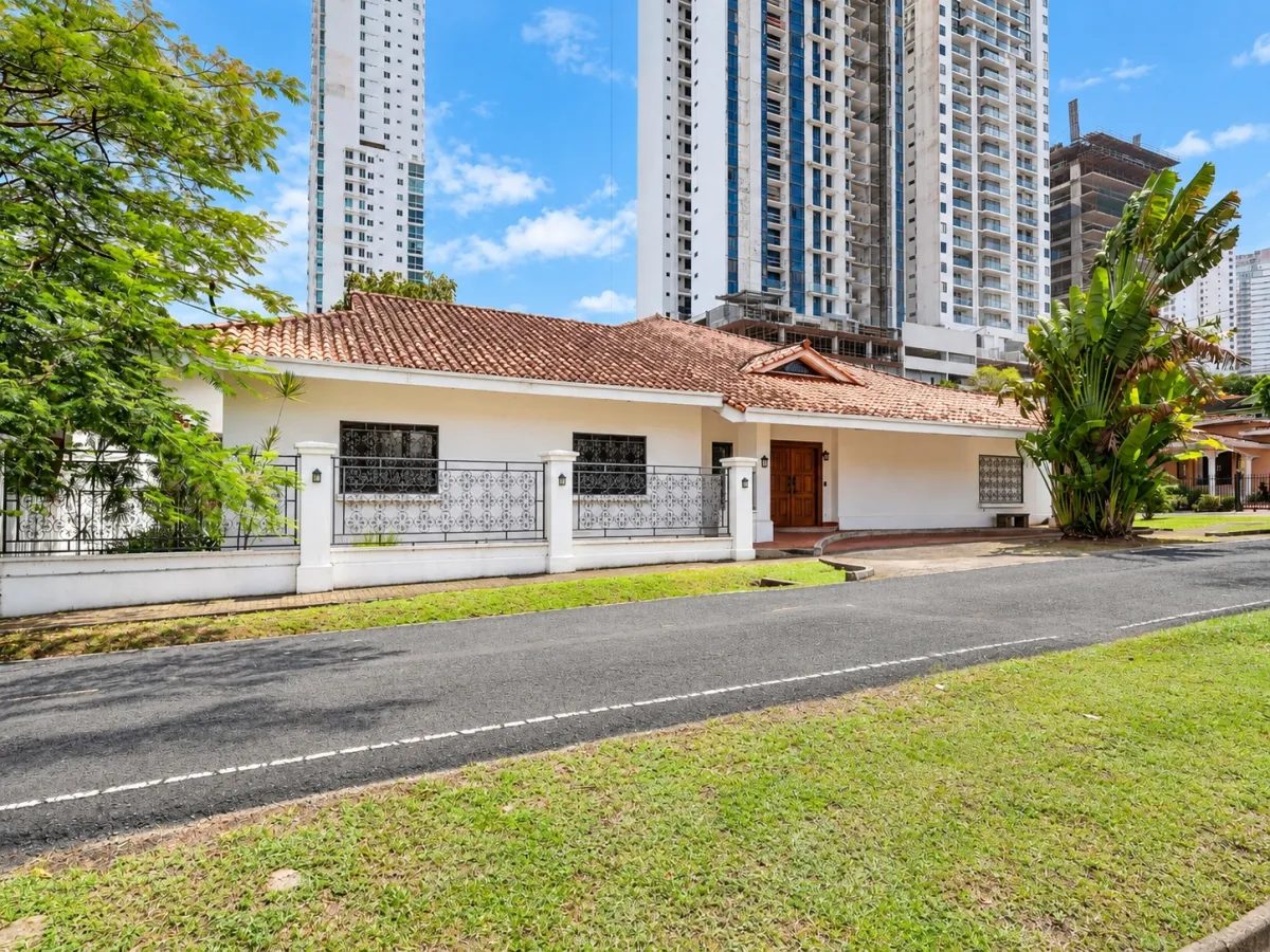 Two-level house for sale in Altos del Golf
