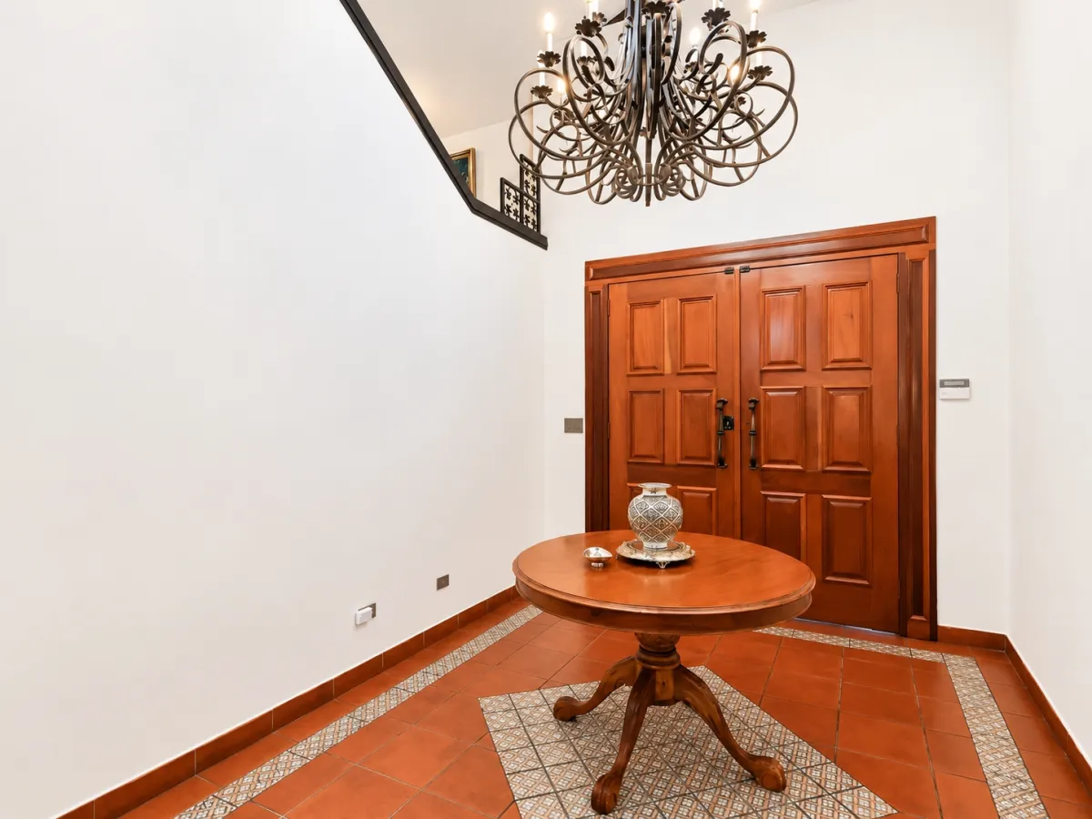 Two-level house for sale in Altos del Golf