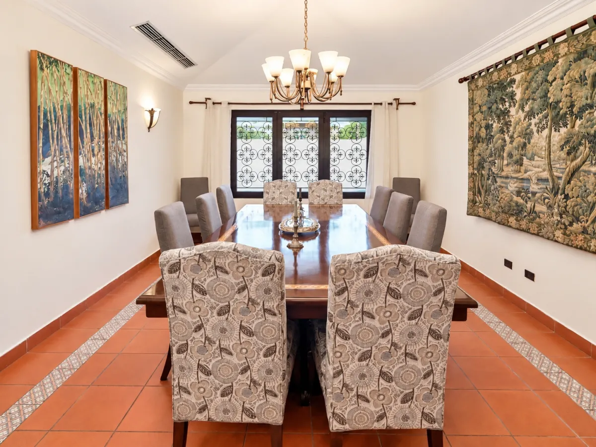 Two-level house for sale in Altos del Golf