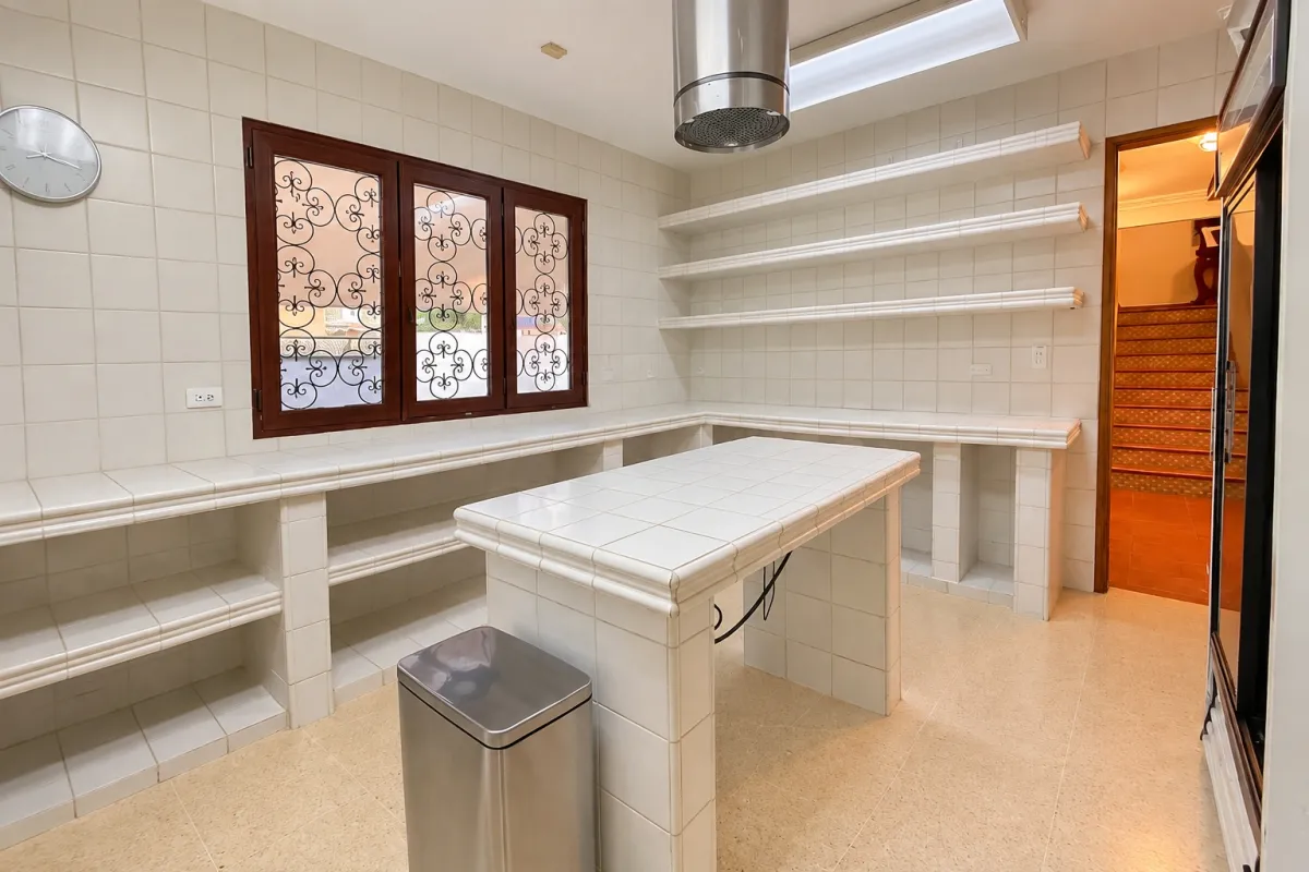 Two-level house for sale in Altos del Golf