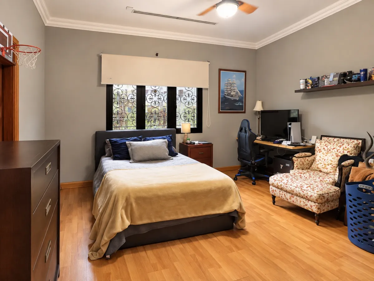 Two-level house for sale in Altos del Golf