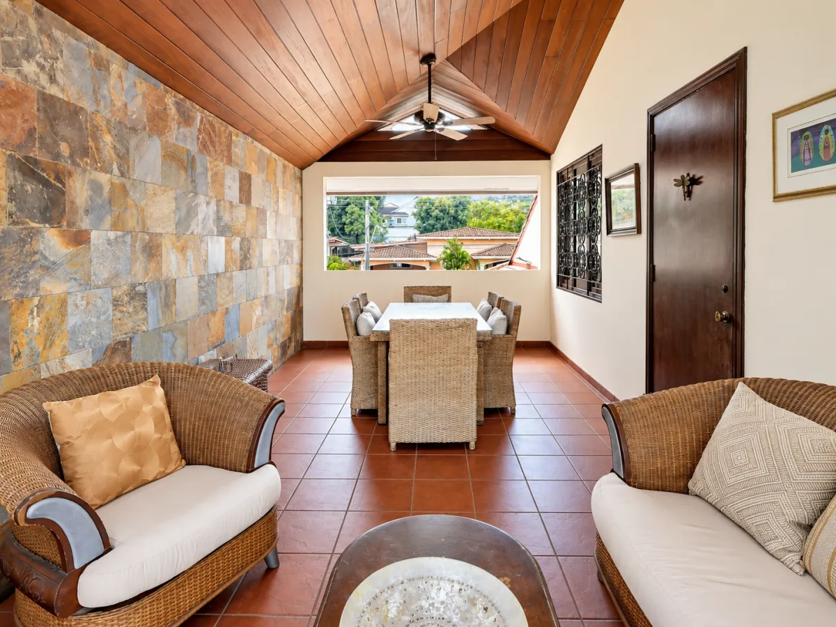 Two-level house for sale in Altos del Golf