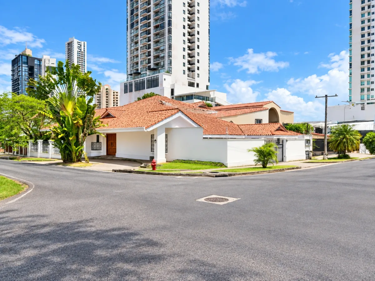 Two-level house for sale in Altos del Golf