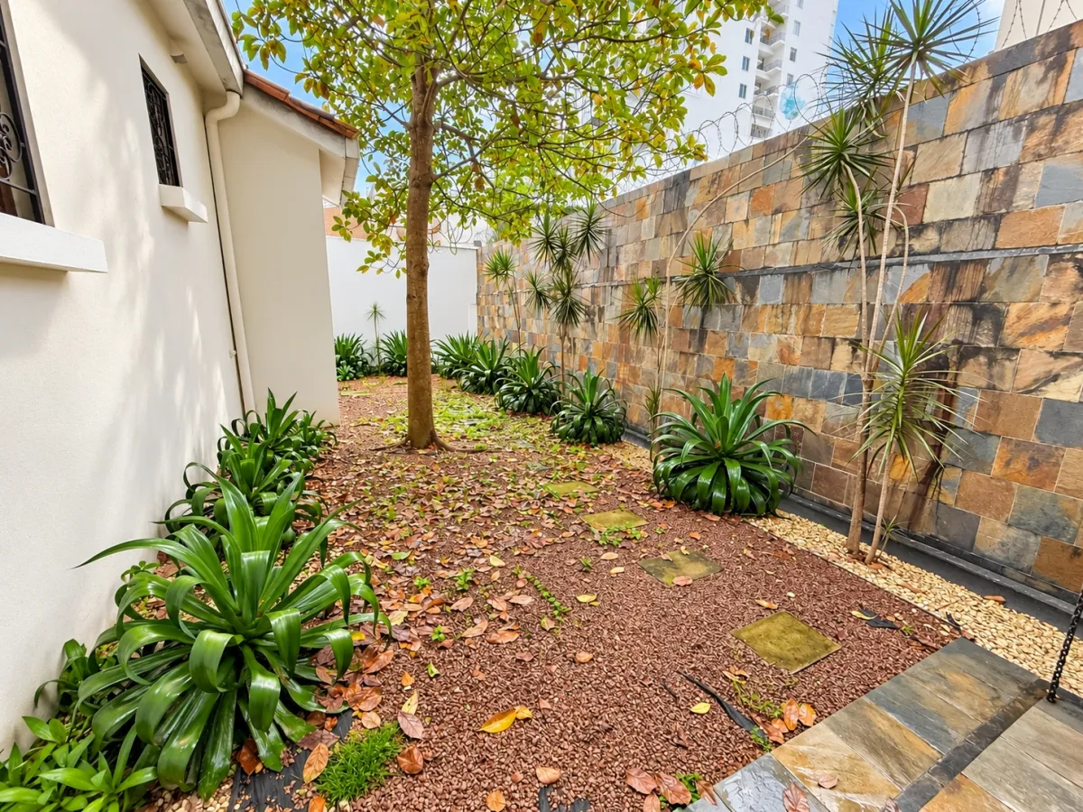 Two-level house for sale in Altos del Golf