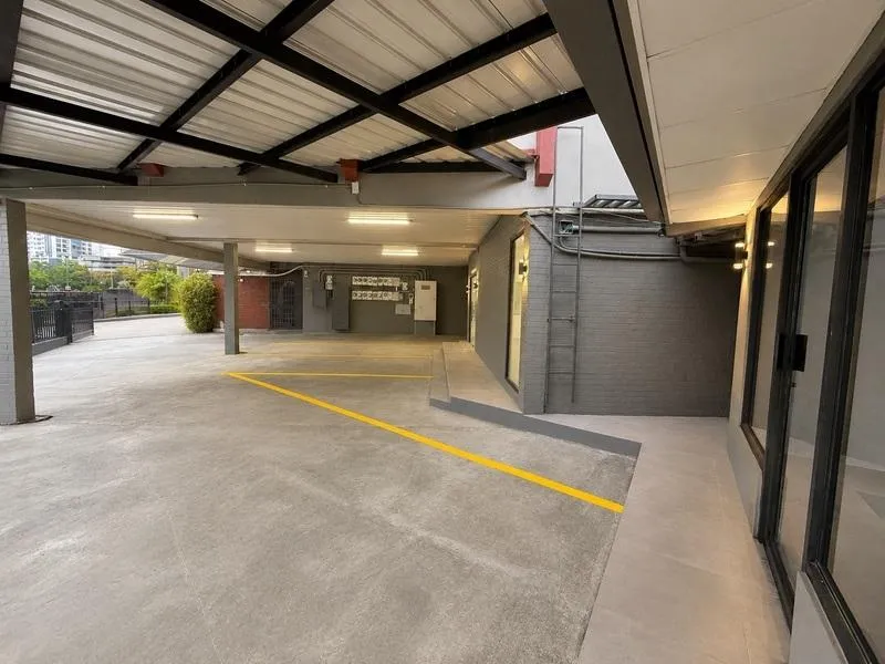 Ready-to-occupy space across from Multiplaza.