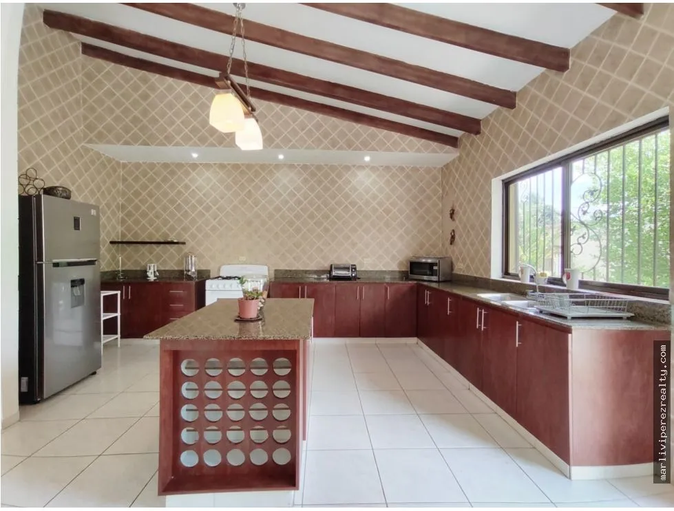 Alquiler de casa amoblada con piscina privada en Coloncito