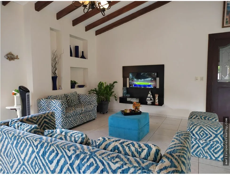 Alquiler de casa amoblada con piscina privada en Coloncito