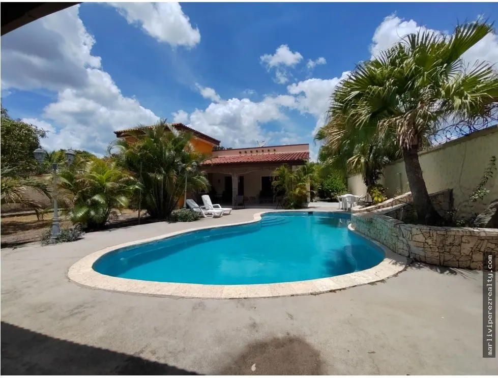 Alquiler de casa amoblada con piscina privada en Coloncito