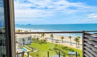 Apartamento frente a la playa con hermosas vistas al océano.