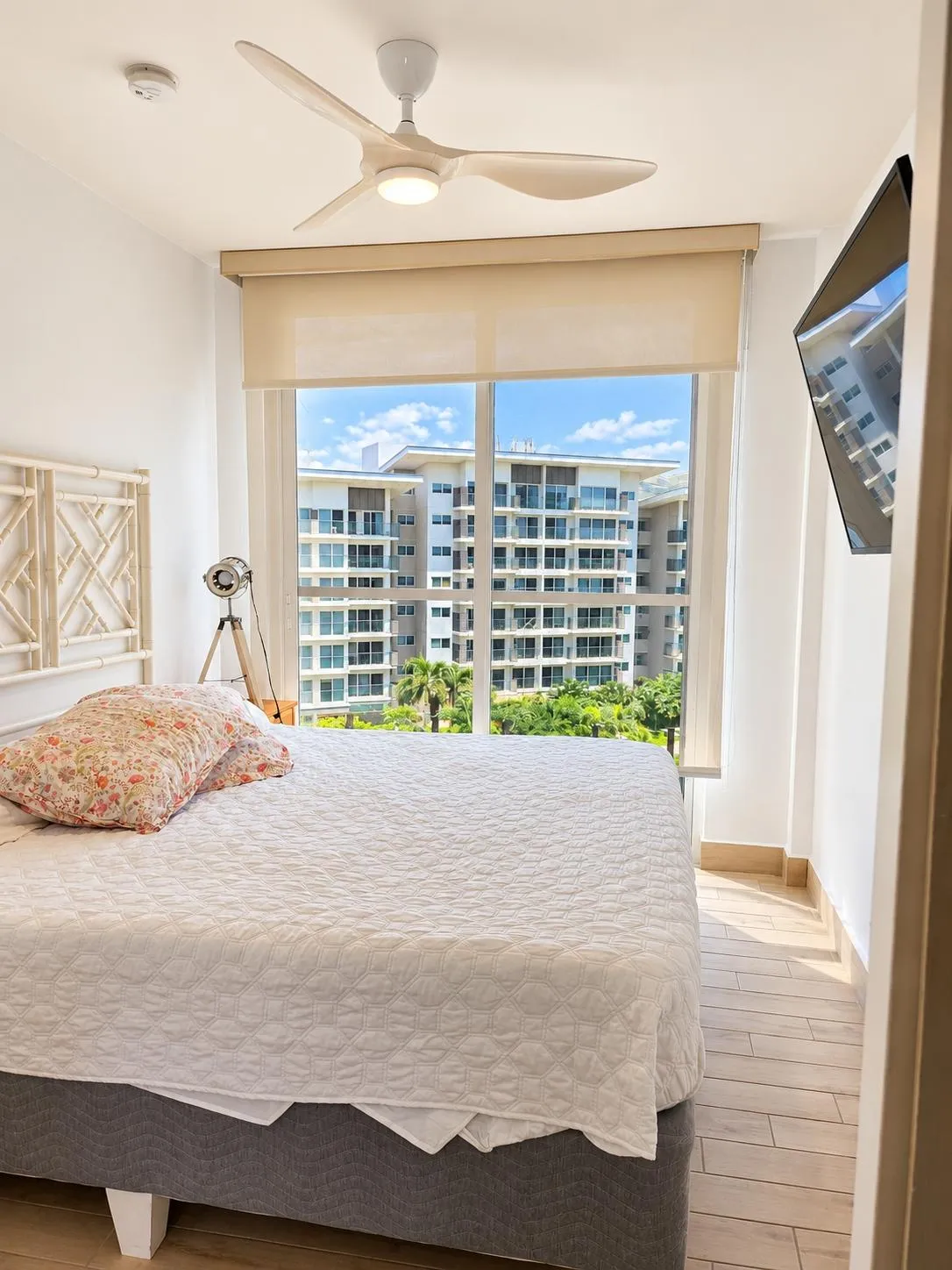 Beachfront Apartment with Beautiful Ocean Views