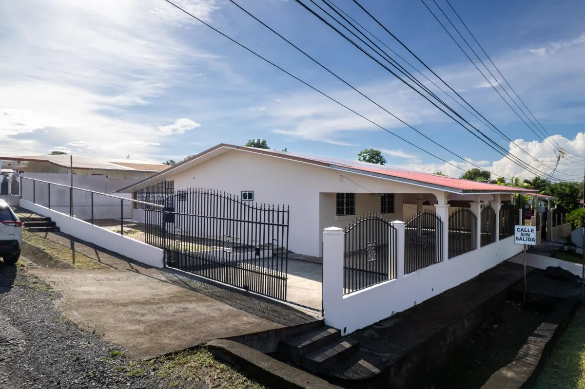 Spacious Home For Sale in Los Algarrobos Dolega
