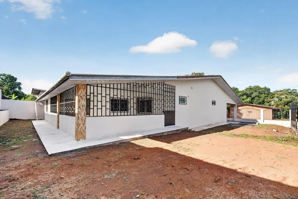 Spacious Home For Sale in Los Algarrobos Dolega