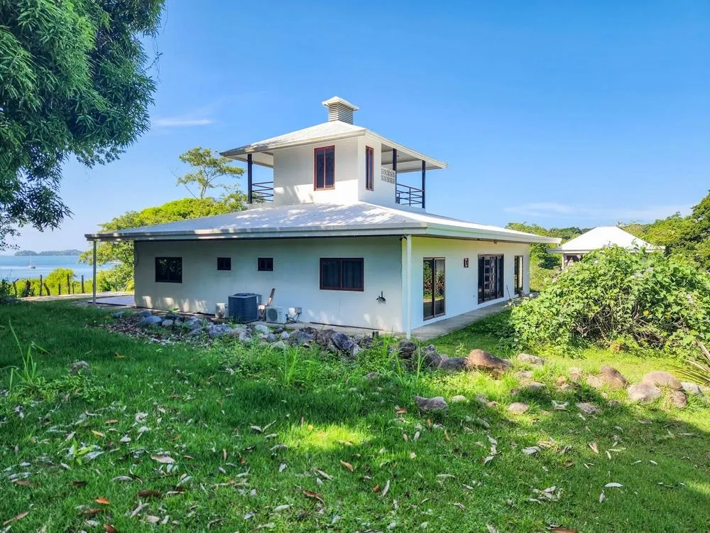 Casa de cuatro habitaciones con vista al mar en Boca Chica