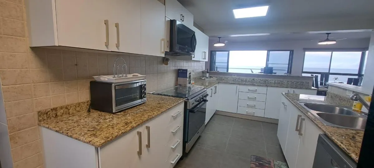 174 m² High-Floor Beachfront Condo at PH Biltmore