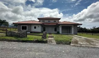 "Hacienda-Style" Home in Boquete Country Club: 180 m² Construction on a Spacious 1,019 m² Lot