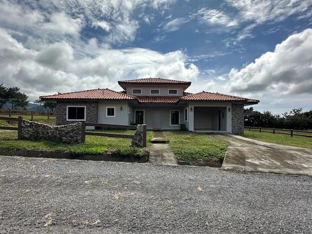 "Hacienda-Style" Home in Boquete Country Club: 180 m² Construction on a Spacious 1,019 m² Lot