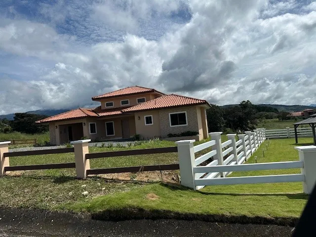 Hacienda-Style Home in Boquete Country Club – 200 m² with a Huge 1,704 m² Lot and Loft