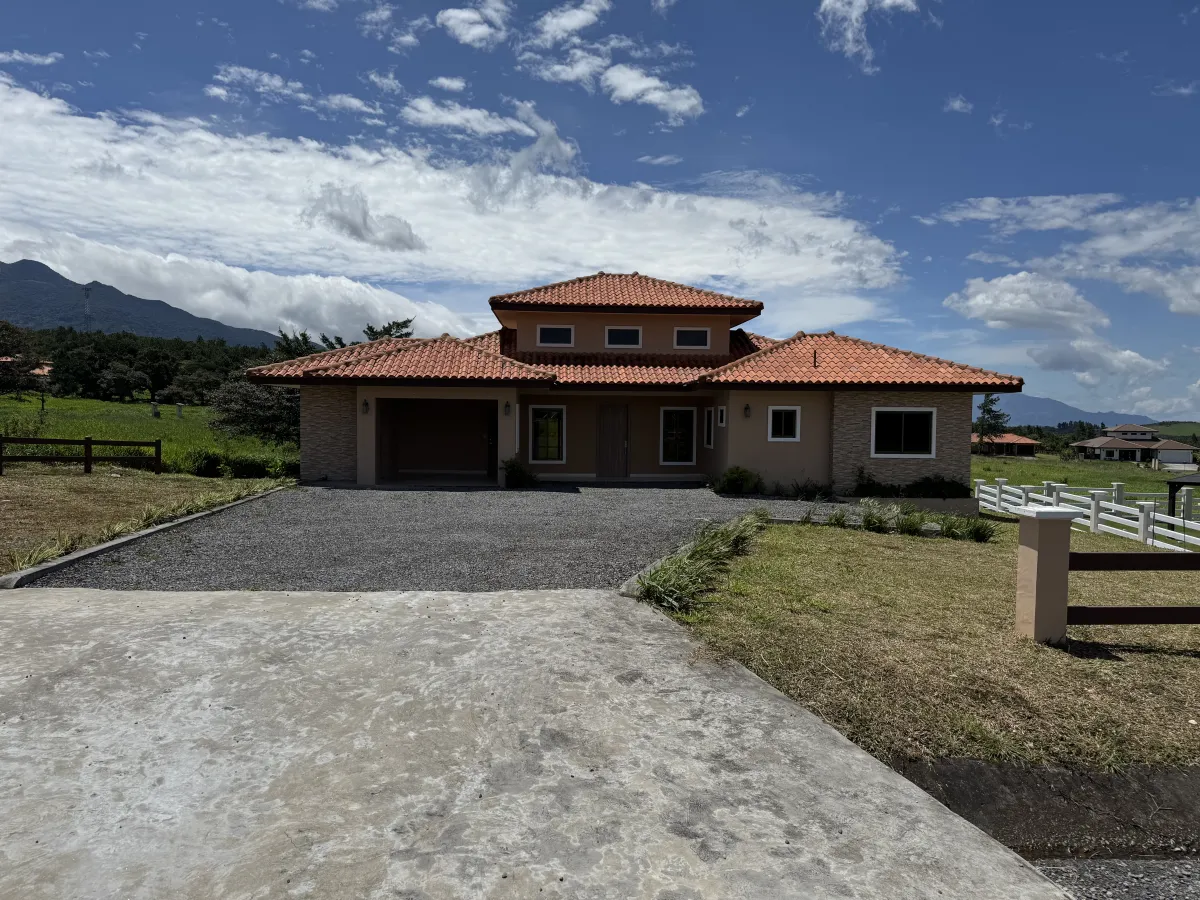 Hacienda-Style Home in Boquete Country Club – 200 m² with a Huge 1,704 m² Lot and Loft
