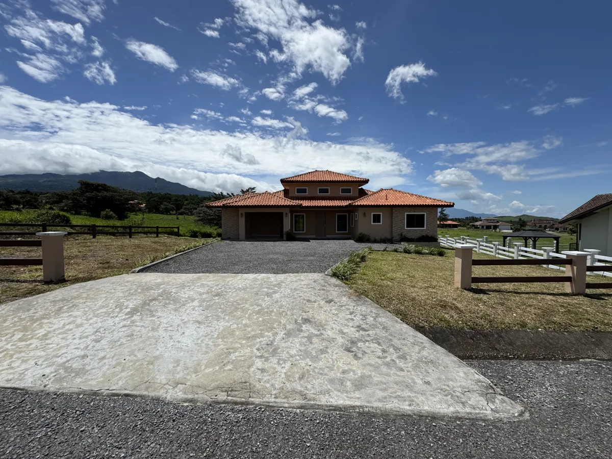 Hacienda-Style Home in Boquete Country Club – 200 m² with a Huge 1,704 m² Lot and Loft