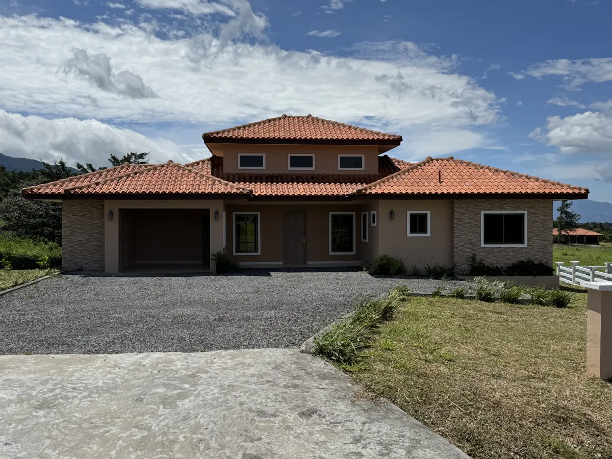 Hacienda-Style Home in Boquete Country Club – 200 m² with a Huge 1,704 m² Lot and Loft