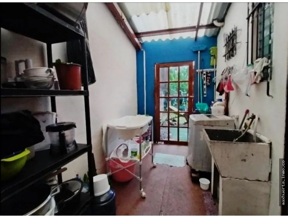 VENDO  CASA EN LA ESTANCIA