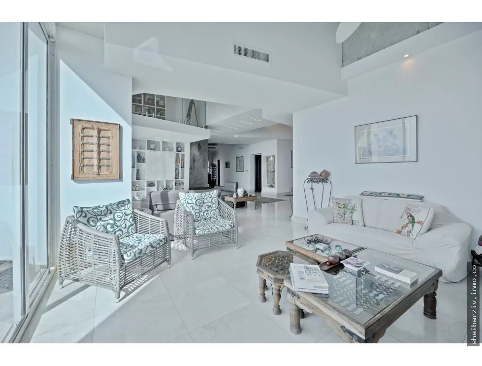 SE VENDE BELLO APARTAMENTO EN PRIMERA LÍNEA DE COSTA DEL ESTE