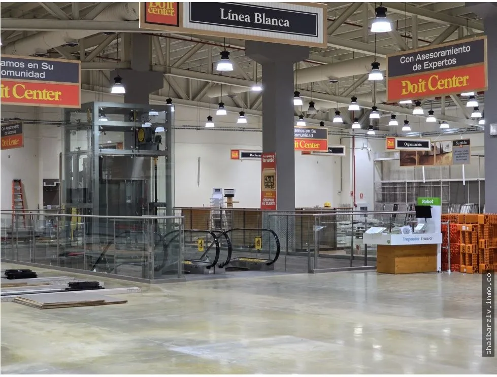 COMMERCIAL SPACE FOR RENT AT SANTA MARÍA PLAZA